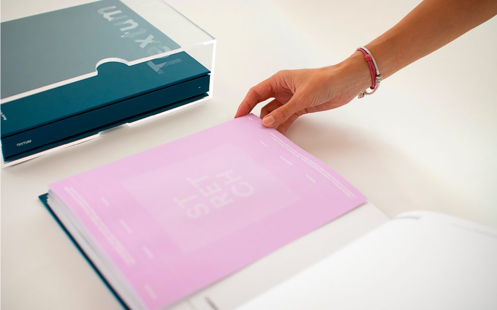 Agenzia di Comunicazione Publifarm | Pure Creative Agency Il catalogo creato per Albini Group parla attraverso le trame dei suoi tessuti 1