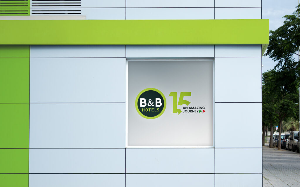 Agenzia di Comunicazione Publifarm | Pure Creative Agency Il logo e i materiali per i 15 anni di B&B Hotels Italia 1